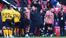 Нюкасъл удари Лийдс, дрон прекъсна Брентфорд - Уулвс