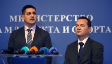 "На мускули и заеми"? Министър Василев обори Дафовска