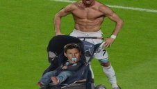 Роналдо е злодей, Меси го играе херувимче