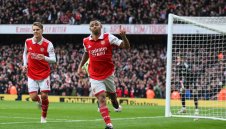 Арсенал смаза Лийдс и отново дръпна на Сити