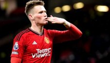 Халф на Юнайтед губи сериозна сума заради секси маце + СНИМКА