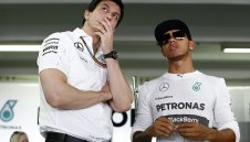 От Мерцедес съжалиха за заповедите към Люис