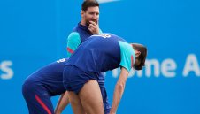 Парадокс: И противниците се молят Меси да остане в Барса