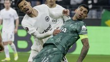 Капитан на Тотнъм намигна на испанските колоси