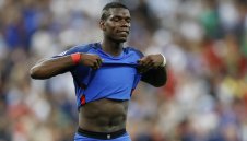 Погба е в Англия за подпис с Юнайтед