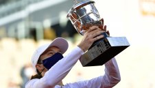 Сензацията Швьонтек взе титлата в Париж