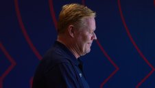 Намира ги за глупави? Куман отвърна на феновете на Барса