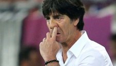 Йоги Льов критичен: Като боксьор сме - раздаваме удари, но не поваляме съперника