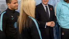 Кун точи ножа на Ливърпул