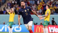 Франция стартира защитата на титлата с шеметен обрат, Жиру изравни рекорд