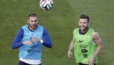 Параноя в лагера на Франция - шпионирали ги