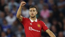 Защитник преподписа с Червените дяволи