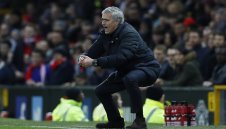 Жозе нае охрана заради настървена блондинка