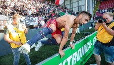 Бой по сръбски: Капитанът на Аякс се млати с въоръжени крадци