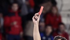 УЕФА отхвърли спорното правило на ФИФА за червен картон при покриване на устата