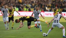 Ботевисти и локомотивци обсадиха Пловдивския общински съвет