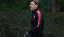 Месут иска десетката на Уилшър, за да остане