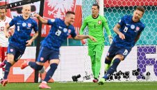 Фалстарт за Полша! Словакия спечели след автогол и червен картон