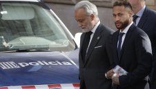 Ще лежи ли в затвора? Неймар се яви в съда и днес