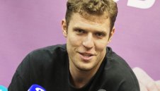 Треньорът на Сакраменто очаква повече от Везенков в защита