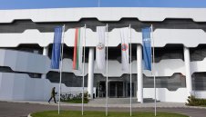 Бием Франция с лъскава база и гъзарски коли