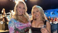 Порнодива нокаутира модел. След победата Ел Брук целуна Ебъни + СНИМКИ