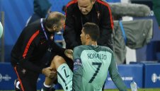 СУЕВЕРИЯ: Кристиано винаги слиза пръв от самолета и последен от автобуса