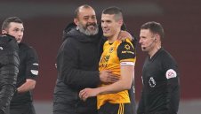 Уулвс забрани на играчите да ходят до магазина 