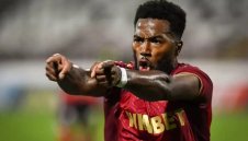 Къде е Дюкенс? Ето какво прави Назон, чакайки финализирането на трансфера си 