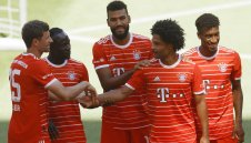 Байерн глези новите си звезди Мане и Де Лихт