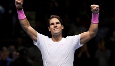 Надал обърна Циципас и чака помощ от Медведев за полуфинал в Лондон