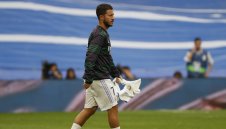 Изгнаникът Еден Азар се завръща към футбола