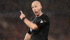 В Англия връщат компрометиран рефер в елита, дават му дербито на кръга