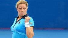 Ким Клайстерс с убедителна победа на старта в Брисбейн