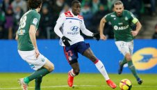 Барса си хареса защитник от Лион за лятната си селекция