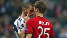 Горещ флирт: Байерн и Бонучи си намигнаха