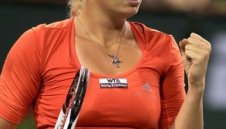 Возняцки обърна Арвидсон, Шарапова прегази Халеп