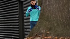 Специалния дава Оскар на друг