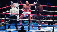 Тайсън Фюри се наля с бира и нахлу гол в бар + СНИМКИ