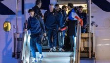 Хиляди утешават оскубаните "петли" в Париж + СНИМКИ