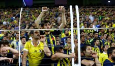 Скандално! Фен на Фенербахче си изпотроши телевизора + ВИДЕО