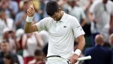 Нова наказателна акция на Джокович бе прекъсната, мачът ще се доиграе днес