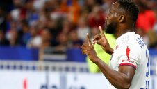 Челси впери поглед в нападател на Лион