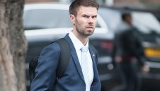 Деца спипаха физиотерапевта на Хъдърсфийлд да прави секс в съблекалнята