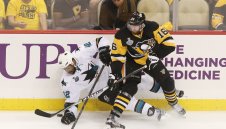 Пингвините преполовиха пътя до титлата