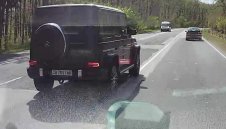 Кой шофира? Джипът на Наско Сираков фучи в насрещното + ВИДЕО