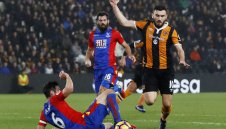 Босът на Бърнли иска наказания за симулантите