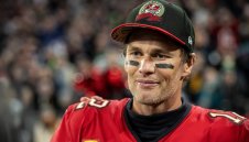 Майстор е! Том Брейди бързо забрави за Жизел и вече мачка най-желаните гърди + СНИМКИ