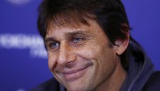 Конте отново направи шоу – яде от тортата на журналист + ВИДЕО