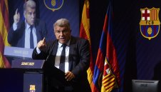 Най-богатият британец иска да купи Барса!